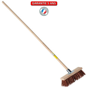 Balai Piassava.  Largeur de 32 cm. Emmanché bois 150.