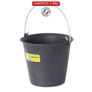 Seau de maçon en caoutchouc, disposant d'un fond nervuré facilitant la prise.
