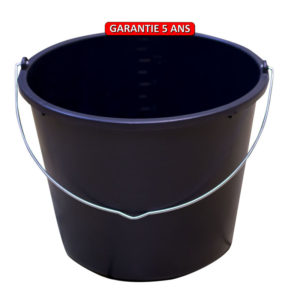 Seau de maçon en plastique.  Outil à main de maçonnerie.