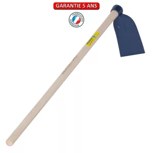 Houe standard oeil rond.  Emmanché droit 130 cm. Longueur du fer est de 14 cm.