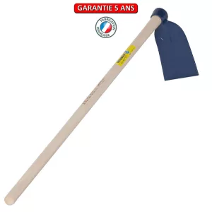 Houe standard oeil rond.  Emmanché droit 130 cm. Longueur du fer: 16 cm.