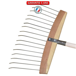 Balai à feuilles et gazon.  Sans manche. Outil à main de jardin.