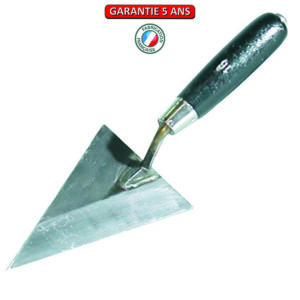 Truelle triangulaire..  Longueur de 14 cm.  Outil à main de maçonnerie.