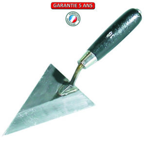 Truelle triangulaire. Longueur de 16 cm.  Outil à main de maçonnerie.